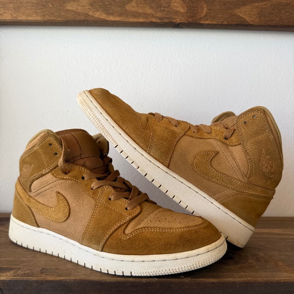 Nike Air Jordan 1 Mid Wheat Mens Size 7 Golden Harvest Suede 554724-700